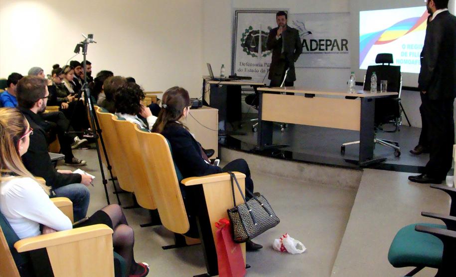 O defensor público Dezidério Machado Lima durante evento da Adepar e da Edepar em Curitiba.