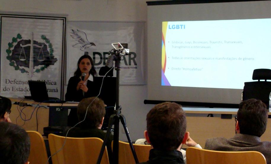 Giana De Marco, especialista em direitos LGBTI e membro da Comissão de Diversidade Sexual e de Gênero da OAB-PR, abordou o tema “O registro de filiação homoafetiva”.