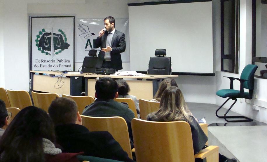 Na última quarta-feira (20), quem palestrou foi o defensor público Diego Martinez Fervenza Cantoario. O tema foi “Tutela Jurisdicional Executiva no NCPC”.