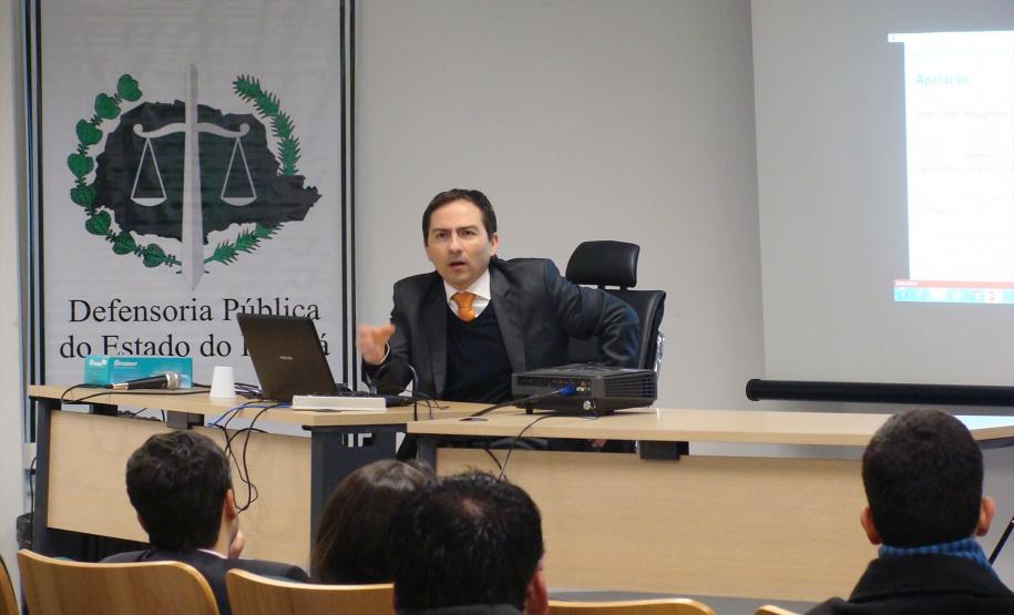 A palestra “Inovações em matéria recursal no NCPC”, conduzida pelo advogado Sandro Kozikoski, doutor em Direito Processual Civil pela UFPR, marcou o fim do I Ciclo de Palestras da DPPR.