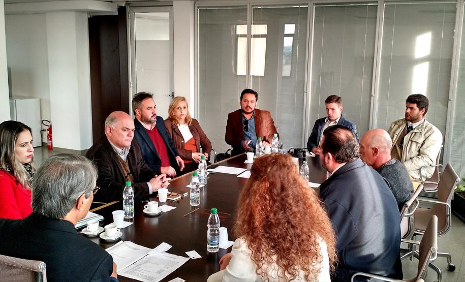 Reunião ITCG - Ponta Grossa A Defensoria Pública presta assistência jurídica gratuita para formalizar na Justiça os pedidos de regularização fundiária. Já o ITCG faz as medições técnicas necessárias para embasar as ações judiciais.