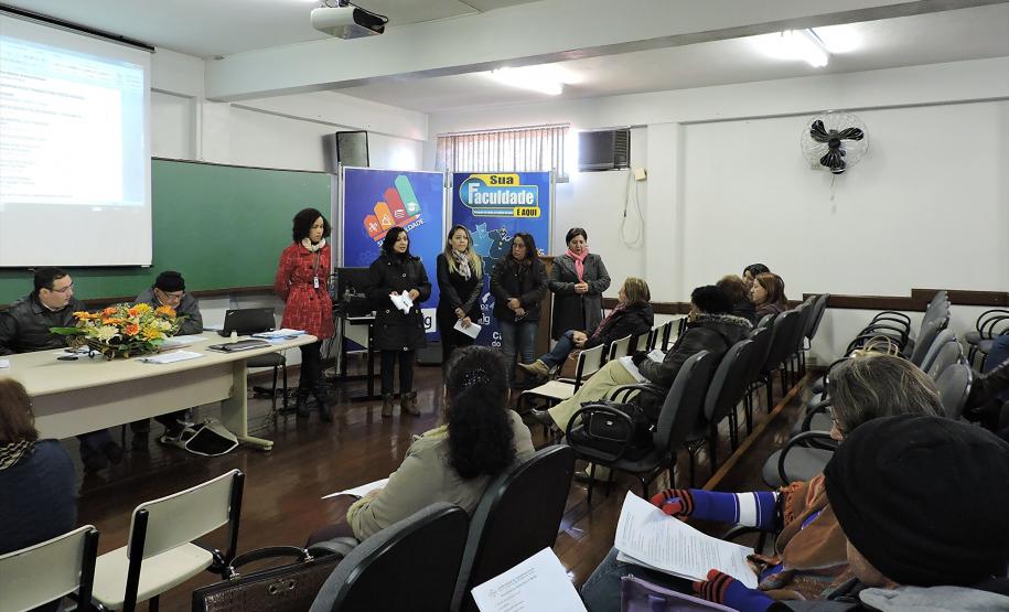 Foz Projeto Integrador Estudantes de Serviço Social apresentam trabalho acadêmico que resultou em um folder informativo sobre a atuação da Defensoria Pública.