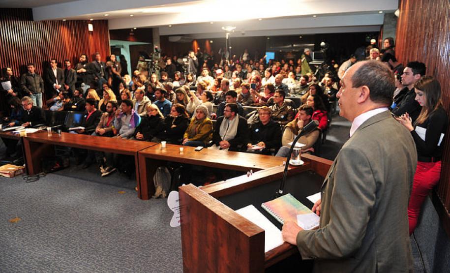 Toni Reis, secretário de Educação da ABGLT, divulgou os resultados da pesquisa.