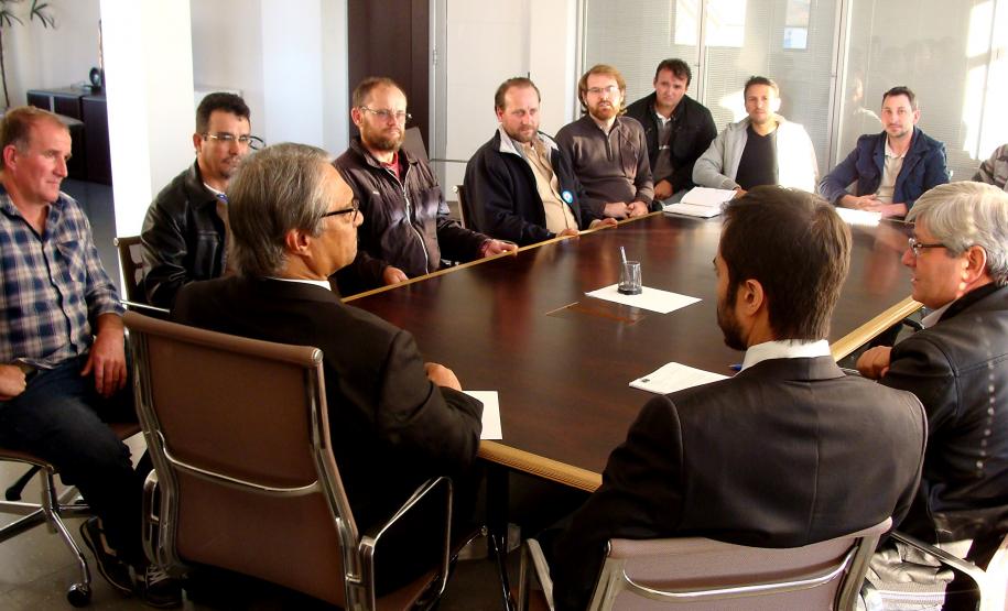 Defensoria Pública apoia famílias desalojadas pela Usina de Baixo Iguaçu Em reunião na quarta-feira (10), representantes dos atingidos pela barragem da Usina de Baixo Iguaçu pediram o apoio da Defensoria na negociação com a empresa que está construindo o empreendimento.