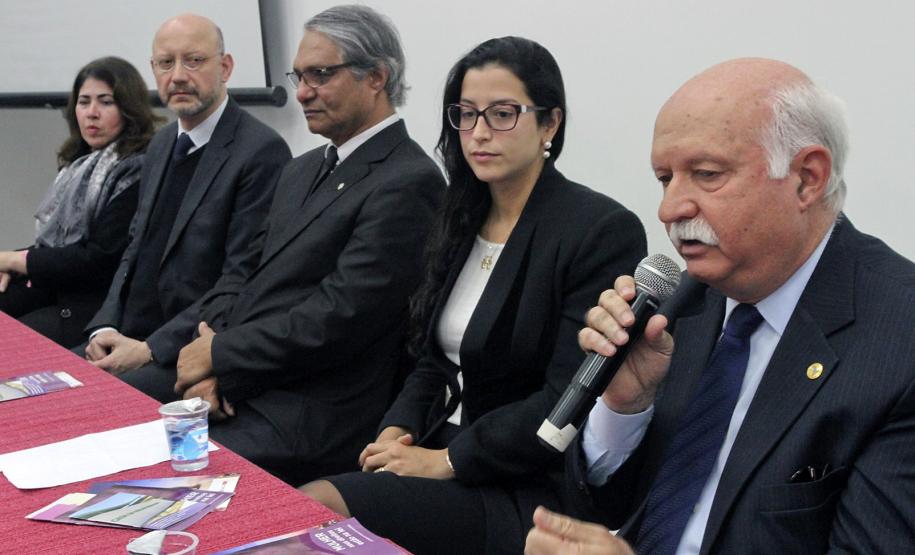Cerimônia destaca avanços nos dez anos da Lei Maria da Penha O defensor público-geral do Estado, Sérgio Parigot de Souza (terceiro da esquerda para a direita), participou do evento em comemoração aos dez anos da Lei Maria da Penha.