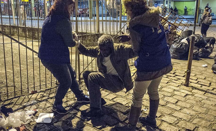 Os motivos que levam cerca de 1,8 milhão de pessoas a viverem nas ruas brasileiras, segundo estimativa do IBGE (2012), são variados e complexos, exigindo das autoridades e da sociedade civil uma atenção especial e uma política pública adequada para atender a essa demanda.