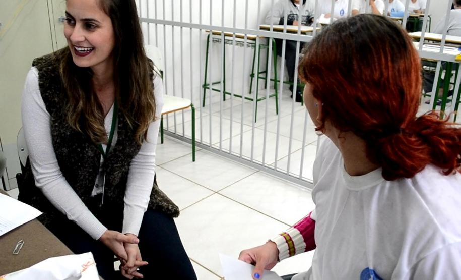 A aposta do projeto “O cárcere e a saudade: Resgate de vínculos entre mulheres em situação de cárcere e seus familiares” é trazer aos poucos os entes queridos para dentro dos espaços de convivência da Cadeia Pública.