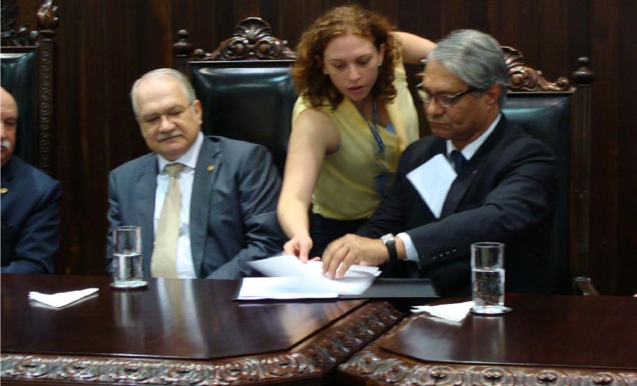 O defensor público-geral do Estado, Sérgio Parigot de Souza, assina o Termo de Cooperação e Parâmetros/Procedimentos referentes à implantação do depoimento especial de crianças e adolescentes vítimas de violência.