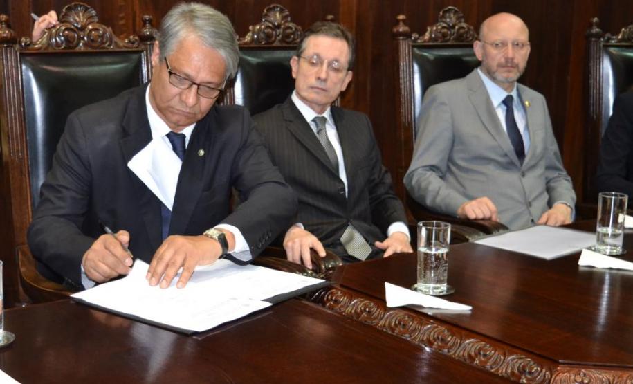 Termo de Cooperação O defensor público-geral do Estado, Sérgio Parigot de Souza (à esquerda na foto), assinou o termo de cooperação que implanta o novo sistema de escuta infantil, simultaneamente, em todo o Estado do Paraná.