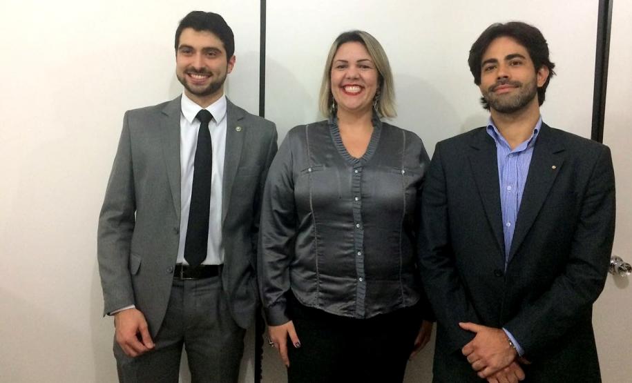 O defensor público Pedro Henrique Antunes Motta Gomes, a juíza Juliana Arantes Zanin Vieira e o promotor de Justiça Tiago Lisboa Mendonça durante assinatura da portaria que dá agilidade à concessão de benefícios a presos.