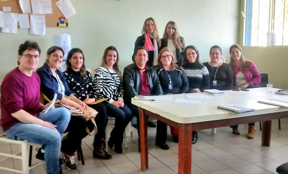 A reunião ocorreu no Abrigo Anjo Gabriel e contou com a presença de representantes de diversas entidades ligadas à rede de proteção à criança e ao adolescente.