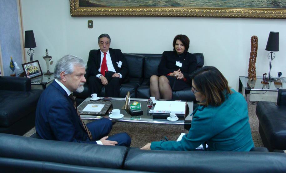 Em primeiro plano, o diretor-geral brasileiro da Itaipu Binacional, Jorge Samek, e a presidente da Associação Brasileira de Magistrados, Promotores de Justiça e Defensores Públicos da Infância e da Juventude (ABMP), Hélia Maria Barbosa. Em segundo plano, o defensor público-geral do Estado em exercício, Osni Batista Padilha e a defensora pública Josiane Lupion.