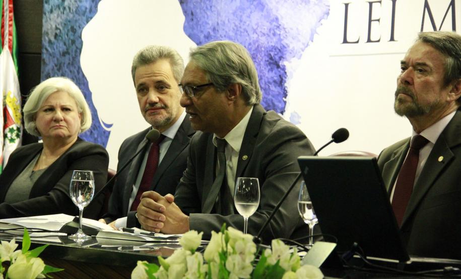 O defensor público-geral do Paraná, Sérgio Parigot de Souza (ao centro da foto), integrou a mesa do encontro no primeiro dia. Ele destacou o avanço que a Lei Maria da Penha representou para as vítimas.