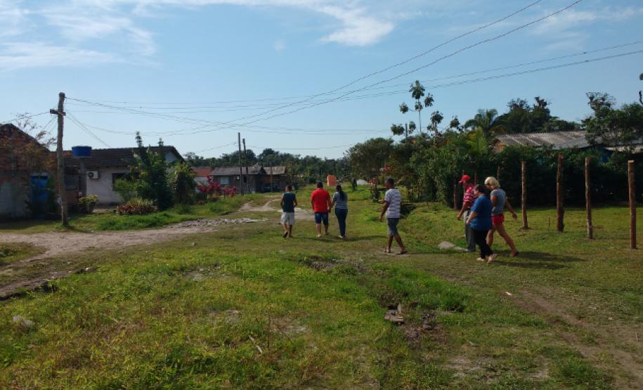 Hoje residem no local aproximadamente 60 famílias com várias crianças, adolescentes e idosos.
