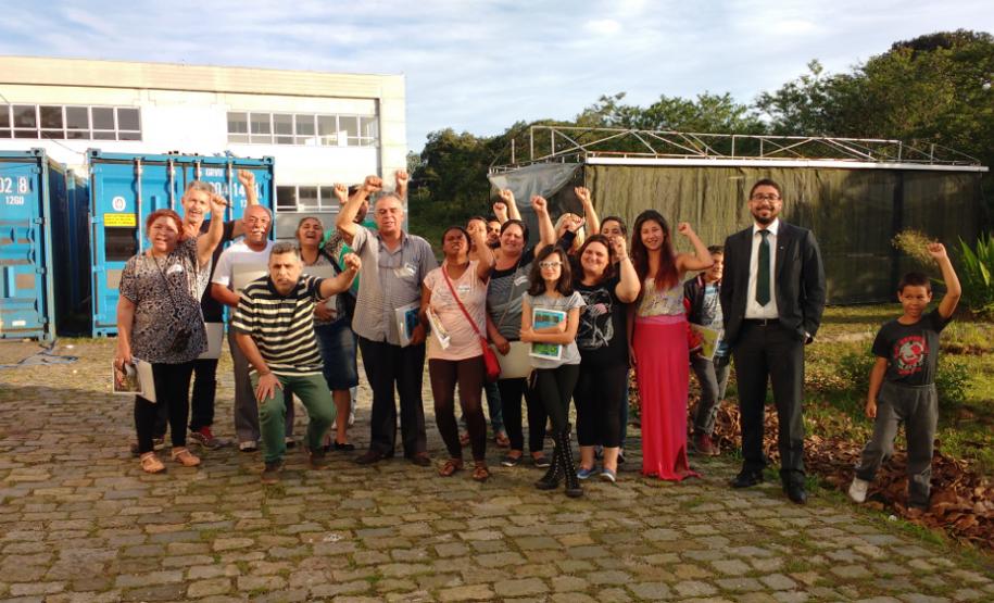 Os alunos do curso, moradores do Jardim Social, com o defensor público Wisley dos Santos.