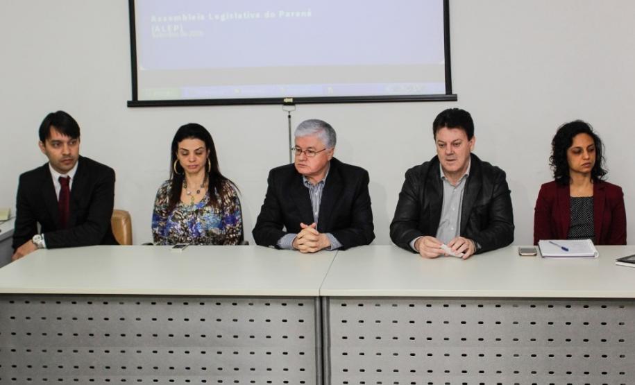 Secretário chefe da Casa Civil, Valdir Rossoni, em reunião com representantes da Defensoria Pública, Ministério Público, Copel, Neo Energia e MAB (Movimento dos Atingidos por Barragens). Foto: Pedro Ribas/ANPr