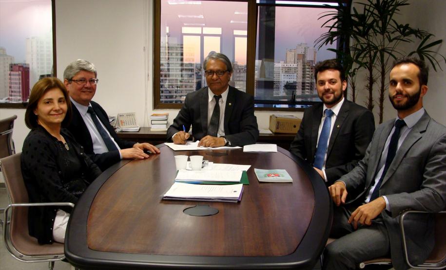 Resolução implanta núcleos de atuação especializada na Defensoria Pública do Paraná. Na foto a corregedora-geral da DPPR, Vania Maria Forlin, o ouvidor-geral, Gerson da Silva, o defensor público-geral do Paraná, Sérgio Parigot de Souza, o subdefensor público-geral, Dezidério Lima, e o subcorregedor Newton Portes Junior.