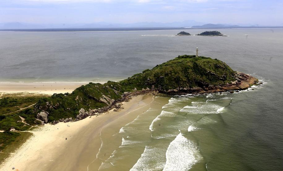 De acordo com o documento, os moradores da Ilha têm sido proibidos de arrumar telhados, cercas, paredes, janelas e portas de suas residências em razão da “proteção ambiental”.
