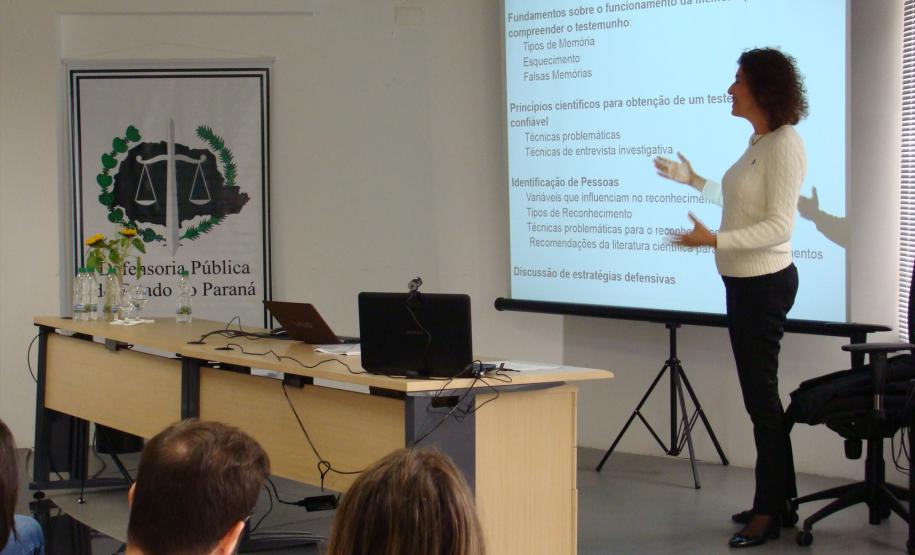 O curso foi ministrado pela professora Lilian Milnitsky Stein, que conversou com defensores públicos, servidores e estagiários sobre a memória e o uso de técnicas científicas no depoimento de vítimas e reconhecimento de suspeitos de crimes.