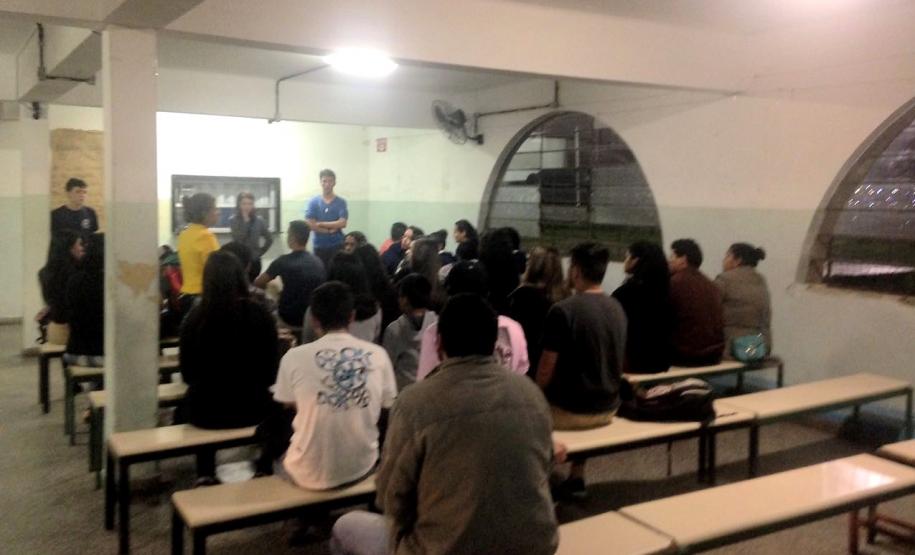 Estudantes do Colégio Estadual Alberto Gomes Veiga, em Paranaguá, ocuparam os ambientes da escola em protesto contra as reformas no ensino médio.