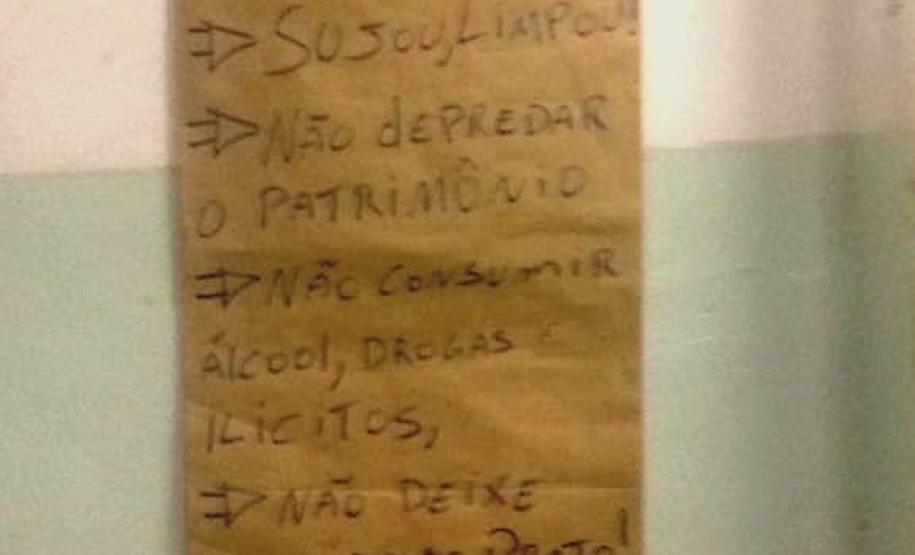 Cartaz afixado na Escola Estadual Alberto Gomes da Veiga, em Paranaguá