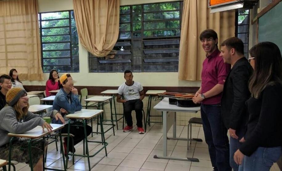 Os defensores públicos Lucas de Castro Campos, Tiago Bertão de Moraes e Samylla Julião visitam escola em Cascavel.