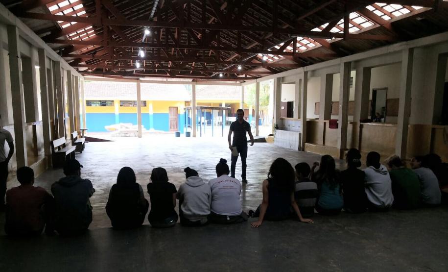 O defensor público Evandro Rocha Satiro conversou com estudantes de escolas em Guaratuba.