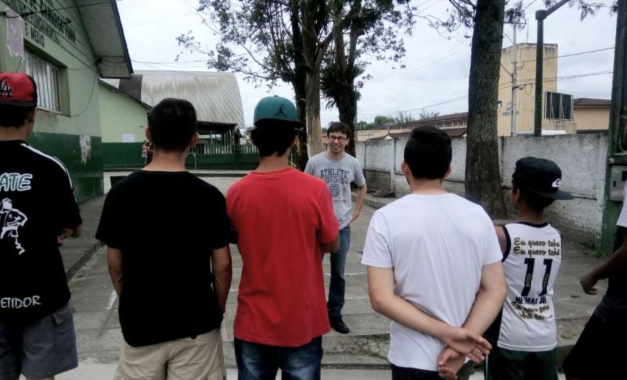 Os defensores públicos Daniel Pereira e Eliana Lopes foram a colégios ocupados em Paranaguá.
