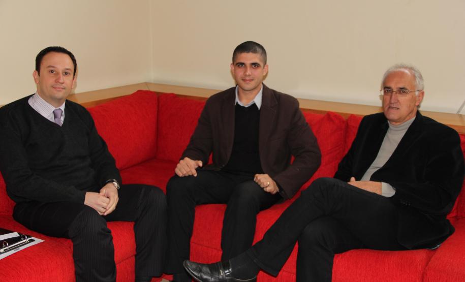 A partir da esquerda: o procurador-geral de Campina Grande do Sul, Luiz Guilherme Covre de Marco, o coordenador geral de Administração da Defensoria Pública, Daniel Aragão, e o prefeito do município, Luiz Carlos Assunção.