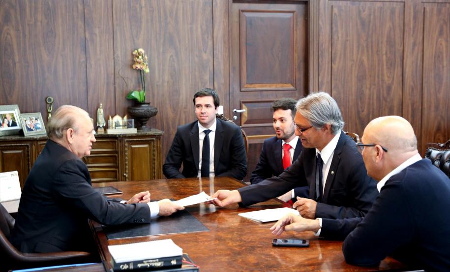 O defensor público- geral, Sérgio Parigot de Souza, acompanhado do coordenador de Planejamento da DPPR, Matheus Munhoz, e do subdefensor público-geral, Dezidério Lima, foram recebidos pessoalmente pelo presidente da Alep, deputado Ademar Traiano (à esquerda na foto), e pelo líder do governo na Assembleia, Luiz Claudio Romanelli (à direita).