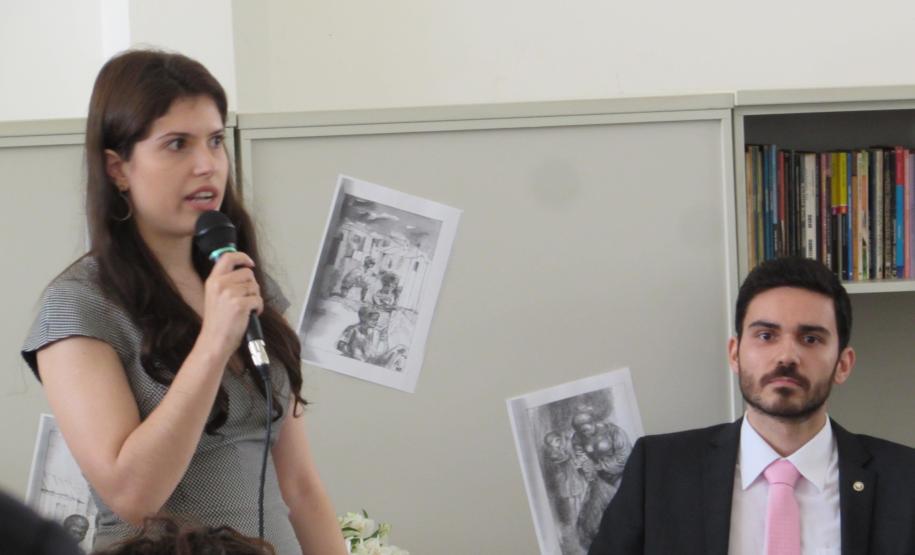 A defensora pública Pietra Carolina Previate e o defensor público Thiago Magalhães Machado durante a cerimônia de inauguração do espaço.