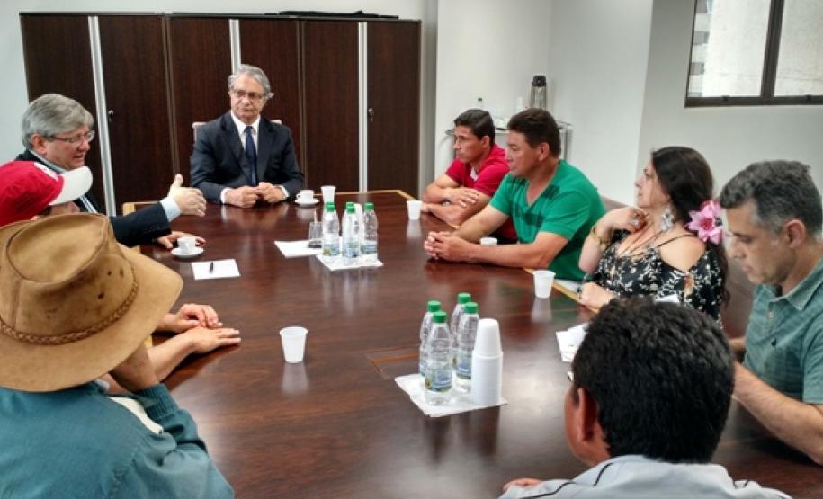 Durante a reunião, que contou ainda com a presença do ouvidor-geral da DPPR, Gerson da Silva, os representantes das comunidades de ciganos, pescadores, ilhéus e faxinalenses, entre outros, expuseram suas principais demandas e pediram auxílio da Defensoria Pública do Paraná para enfrentar as constantes violações dos seus direitos, seja no aspecto cultural, territorial ou social