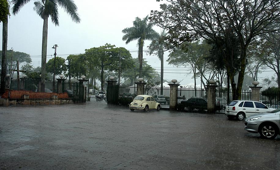 Uma forte chuva caiu sobre a cidade na manhã de domingo, segundo dia do evento.