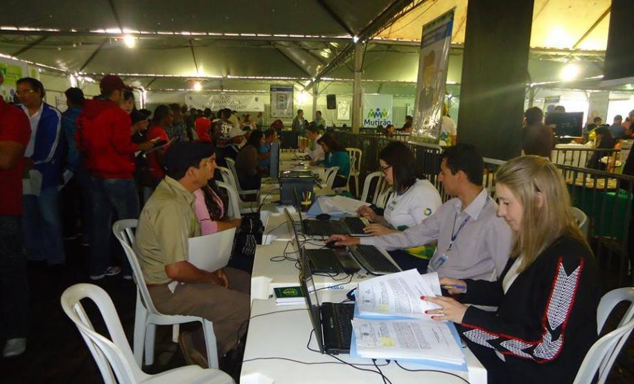 A juíza Marina Martins Bardou Zunino (de blusa preta) também esteve presente no Mutirão da Cidadania em Ibiporã. A presença do Judiciário torna os atendimentos mais completos, já que as ações são solucionadas prontamente. A juíza Marina Martins Bardou Zunino (de blusa preta) também esteve presente no Mutirão da Cidadania em Ibiporã. A presença do Judiciário torna os atendimentos mais completos, já que as ações são solucionadas prontamente.