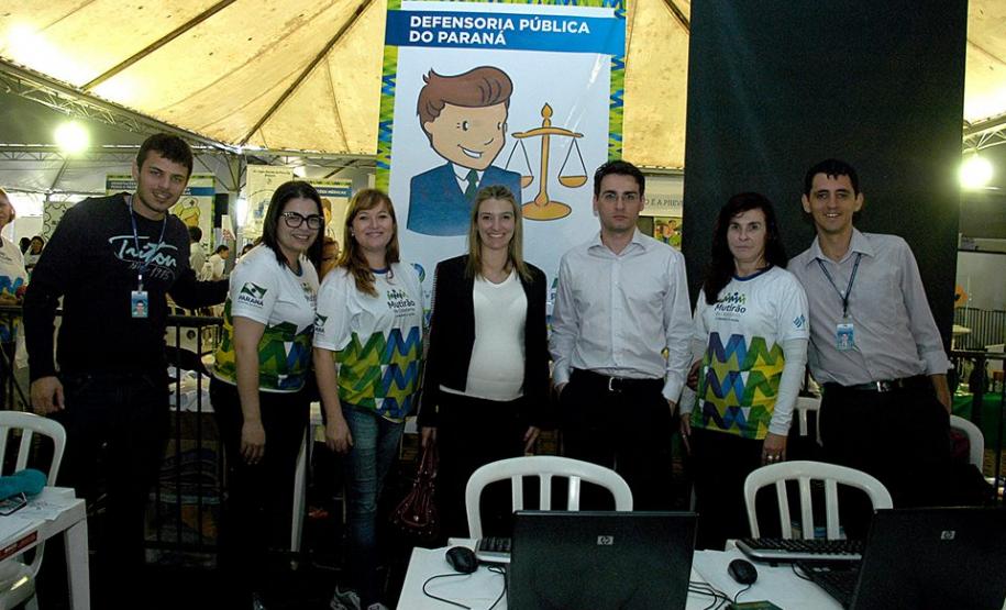 O técnico judiciário Rafael Martire Santana, as assessoras jurídicas da DPPR Elaine Oshima e Kátia Brünning, a juíza Marina Martins Bardou Zunino, o defensor público da União Felipe Belache Kugler, a assistente social da DPPR Rosana Trauczynski O técnico judiciário Rafael Martire Santana, as assessoras jurídicas da DPPR Elaine Oshima e Kátia Brünning, a juíza Marina Martins Bardou Zunino, o defensor público da União Felipe Belache Kugler, a assistente social da DPPR Rosana Trauczynski e o técnico judiciário Carlos Canuto Machado.