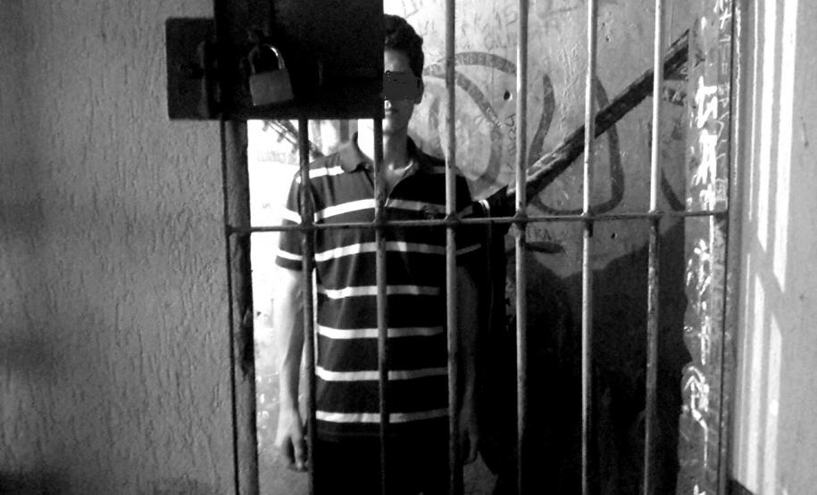 A ação solicita, entre outras coisas, que os adolescentes que já estavam nesses locais fossem transferidos imediatamente para unidade socioeducativa destinada à internação provisória.