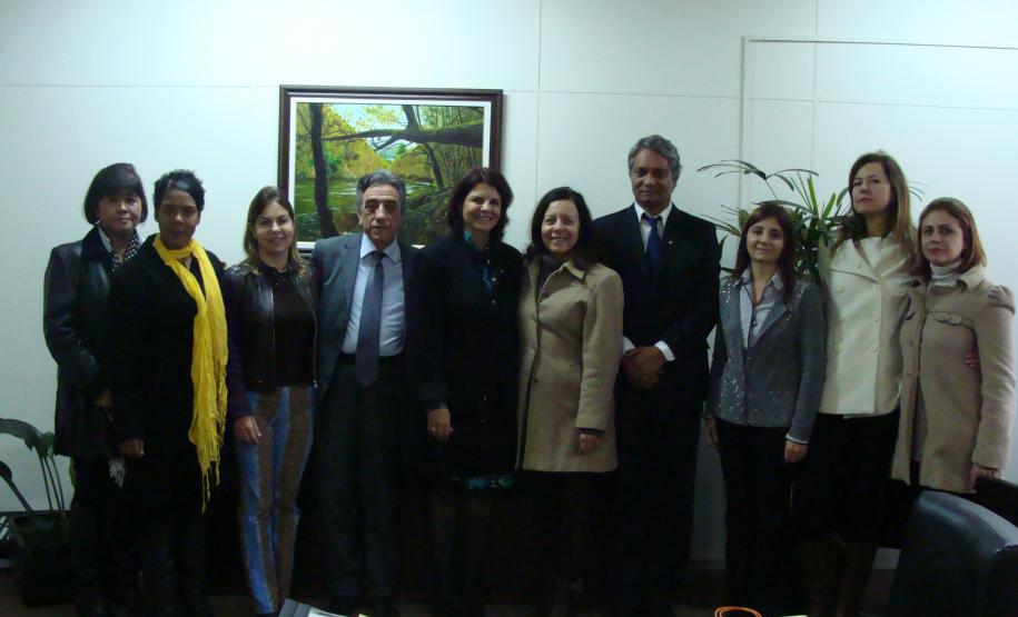 A partir da esquerda: a defensora pública Regina Yurico Takahashi, a ouvidora da DPPR, Maria de Lourdes de Souza, e os(as) defensores(as): Yara Flores Lopes Stroppa, Osni Batista Padilha, Josiane Fruet Bettini Lupion, Maria Goretti Basilio, Sérgio Parigot de Souza, Vania Maria Forlin, Tania Regina Demeterco e Suzete de Fatima Branco Guerra.