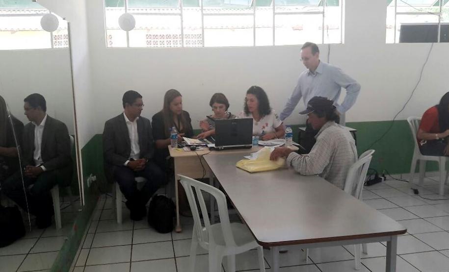 Da esquerda para a direita: defensores públicos Ricardo Menezes da Silva e Olenka Lins e Silva Martins Rocha, a juíza Vanessa Machi, a desembargadora Joeci Camargo, coordenadora do Programa Justiça No Bairro, e o promotor de Justiça Régis Sartori.
