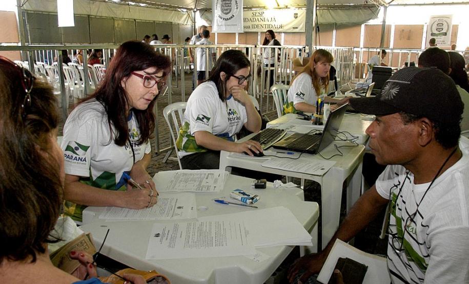 A assistente social Rosana Trauczynski e as assessoras jurídicas Elaine Oshima e Kátia Brüning.