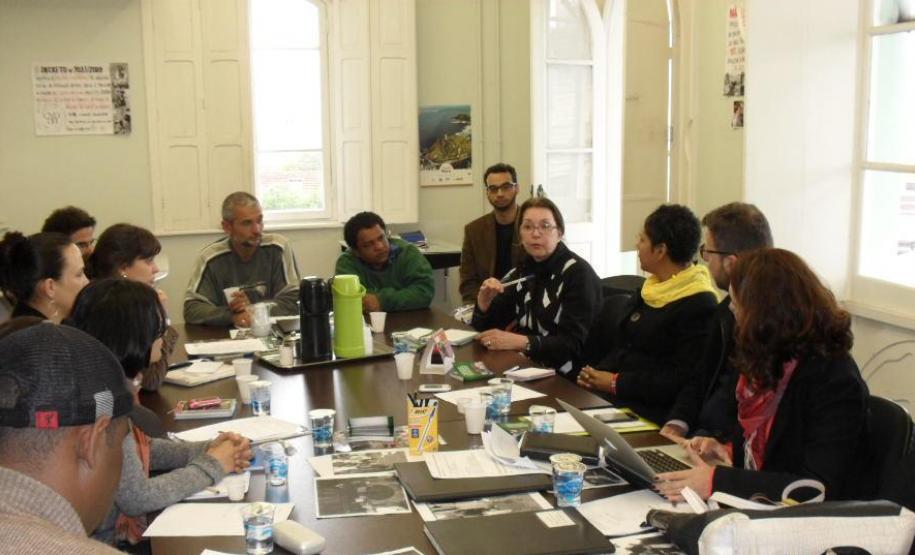A assistente social Maria Isabel Pierin Pacheco representa a DPPR em reunião que debateu a situação da população em situação de rua.