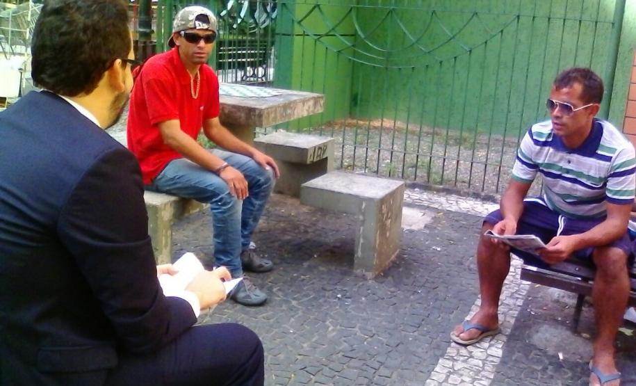 Defensores públicos, assistentes sociais e psicólogos saem às ruas do centro de Curitiba para conhecer melhor as demandas da população em situação de rua e conscientizá-la sobre seus direitos.