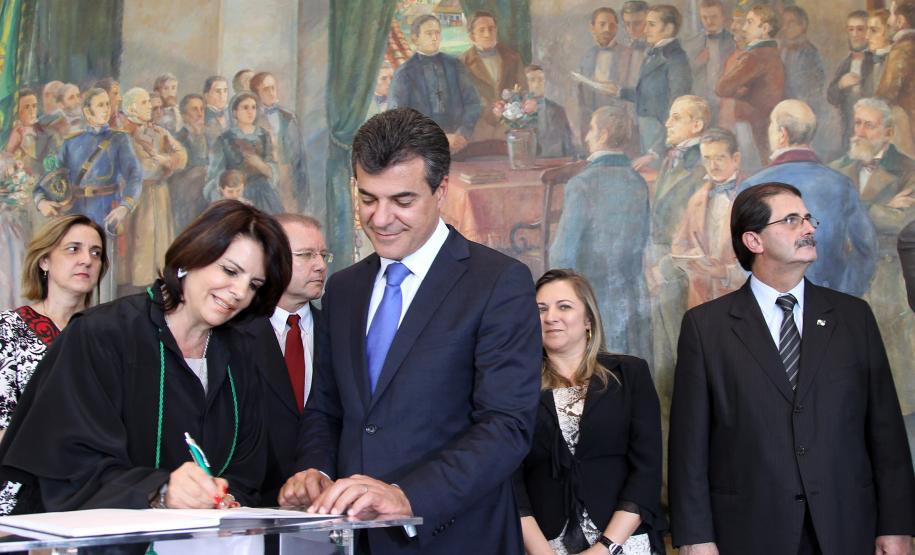 O governador Beto Richa dá posse à defensora pública-geral do Estado, Josiane Fruet Bettini Lupion.