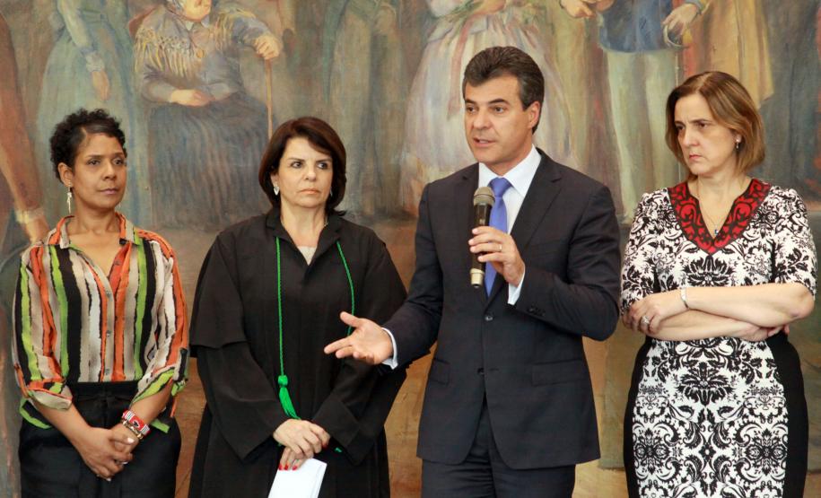 O governador Beto Richa dá posse à defensora pública-geral do Estado, Josiane Fruet Bettini Lupion e nomeia 87 defensores públicos. Na foto, a ouvidora da DPPR, Maria de Lourdes "Santa" de Souza, a defensora-geral do Estado, Josiane Fruet Bettini Lupion, o governador Beto Richa e a secretária da Justiça, Cidadania e Direitos Humanos, Maria Tereza Uille Gomes.
