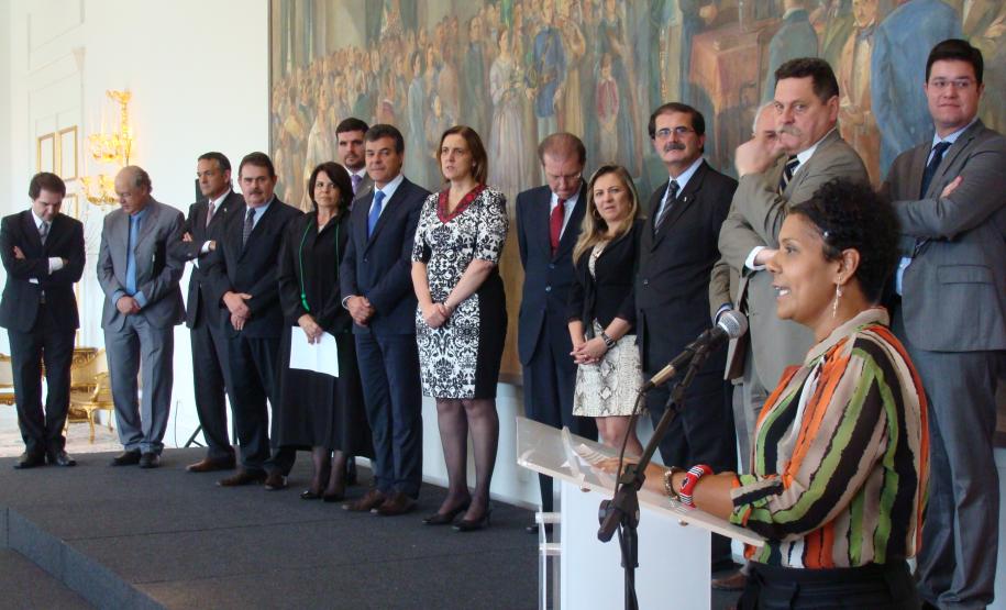 A ouvidora da DPPR, Santa de Souza, discursa durante a cerimônia que deu posse à defensora pública-geral do Estado e nomeou 87 defensores públicos.