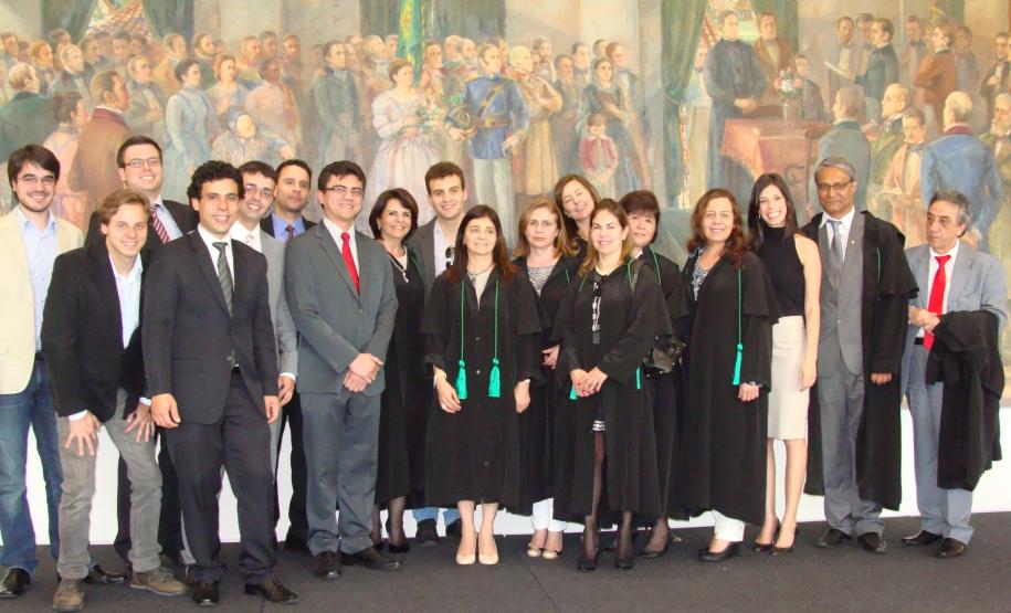 Os atuais defensores públicos do Paraná e alguns dos novos nomeados nesta terça-feira.