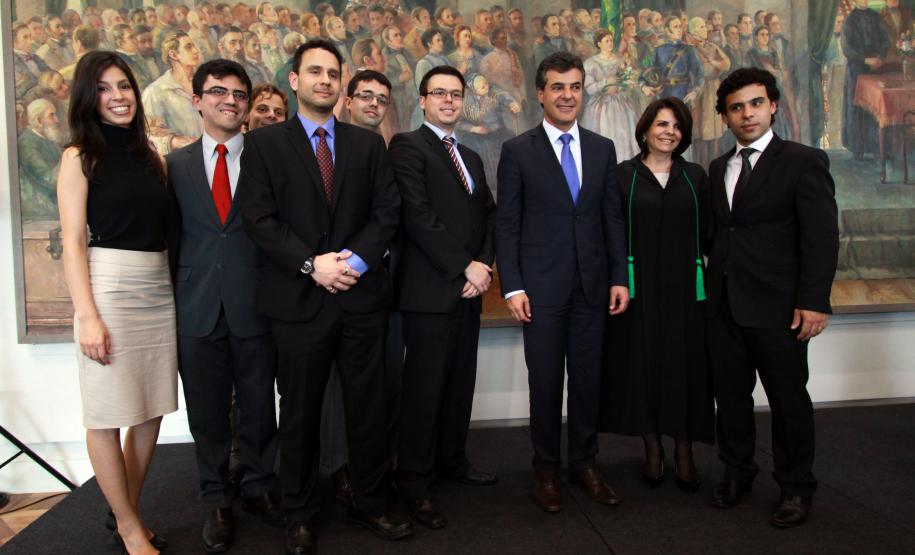 O governador Beto Richa, a defensora pública-geral do Estado, Josiane Fruet Bettini Lupion e alguns dos novos defensores nomeados nesta terça-feira (15/10).