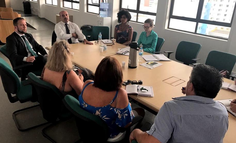 O coordenador do CAM, Marcelo Diniz, na ponta da mesa, se reuniu com assistentes sociais e psicólogos da Defensoria Pública e com representantes dos Conselhos Tutelares de Curitiba.