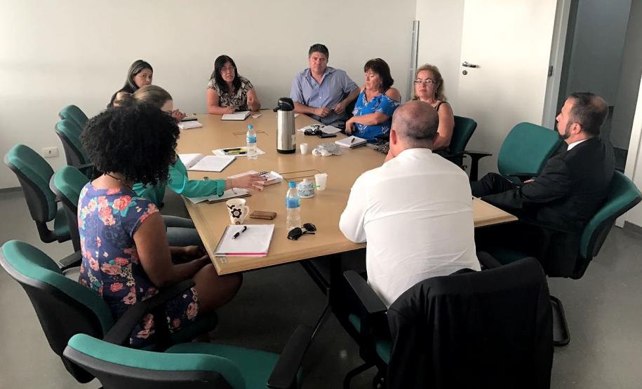 O coordenador do CAM, Marcelo Diniz, na ponta da mesa, se reuniu com assistentes sociais e psicólogos da Defensoria Pública e com representantes dos Conselhos Tutelares de Curitiba.