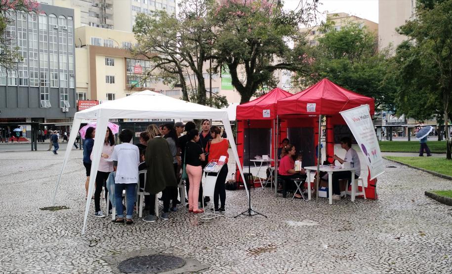 Ao longo do dia, a equipe da Defensoria prestou orientação jurídica quanto ao ajuizamento de ações de requalificação civil para alteração de nome e gênero, além da prestação de informações sobre os procedimentos em casos de discriminação. O Transgrupo também forneceu testes gratuitos de HIV e fez triagem de casos de pessoas interessadas na cirurgia de mudança de sexo.