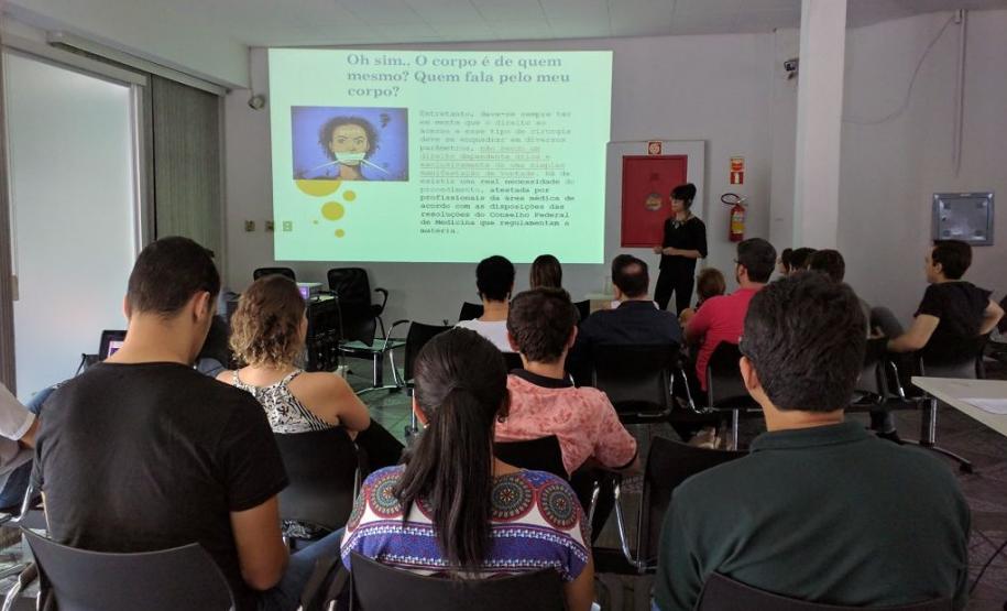A bióloga Naomi Neri durante palestra na Defensoria Pública em Maringá.